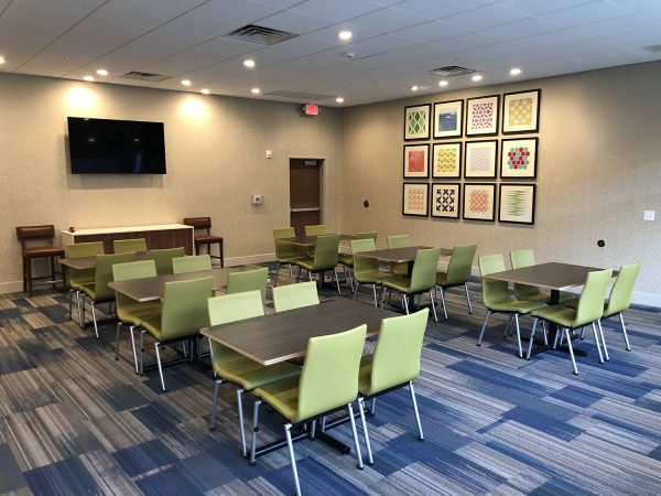 Holiday inn express & suites - dining room.